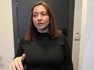 Kongsi katil dengan mak tiri matang seksi malam ni