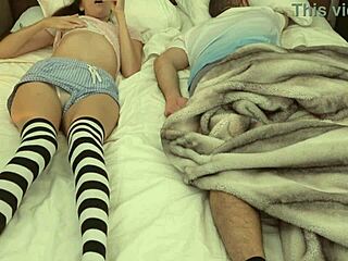 Curik telefon ayah tiri untuk sentuh diri sendiri tepat di sebelahnya!