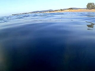 Hihetetlen nyilvános stranddugás víz alatti fújással!