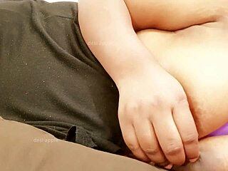 desi sexy aunty shows off her big tits