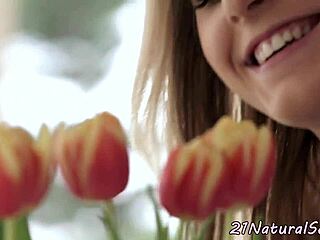 glamour laska jeździ cowgirl i dostaje ostro w wygoloną cipkę