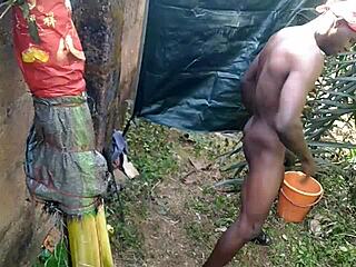 Грязная молодая шлюха подчиняется самому сильному монстр-члену на сцене