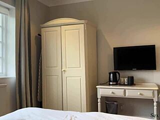 Mama vitregă insistă pe fără prostii împărțind patul de hotel cu fiul să evite vibrațiile jenante