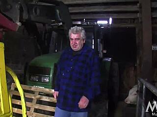 Gay blowbang with wiggly ass and perfect dick fit!