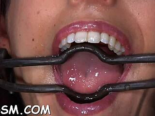 Bizarre speeltje actie met hete brunette babe vanavond