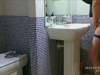 Vriendje subtiel pleziert mijn zwangere vriendin in groeps masturbatie