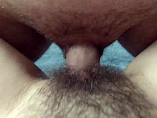 我在操那个肥胖多毛的阴户，然后射在她身上