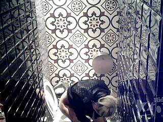 Spioniere rosa Anus mit versteckter Toiletten-Kamera aus