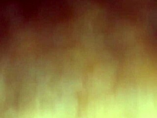 Ann suger massiv sort pik – hendes uskyld kontrasterer den intense blowjob-action