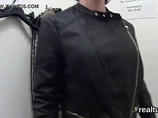 Pisicuța Cehă Fermecătoare E Sedusă în Mall și Penetrată în POV