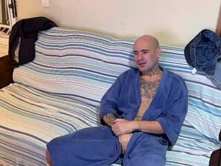 Дърпам си докато гледам заварената ми дъщеря в банята