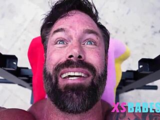 Tiny Girlfriend Used as Dumbbells Gets Orgasmic Spells