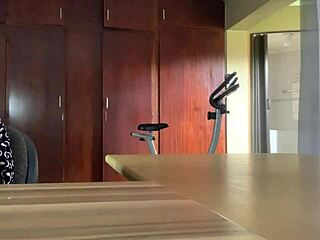 Patron, je t’ai chopé en train de baiser la secrétaire en cam !