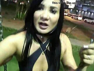 Bruneză braziliană aplecată pentru anal și doggystyle în mașină