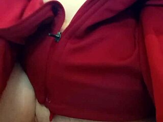 Mature Woman Flashes Pissing With Open Pussy Exposed