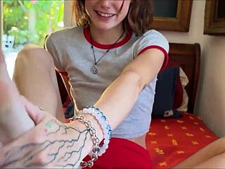 Я теряю голову от диких движений моей фрики маленькой 18+ сводной сестры. Алекс Адамс зацепила меня семейной терапией!