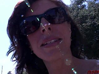 Forró anyuka Druuna análba kap fiatal srác-tól