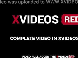 Ejaculei na bunda dela mas continuei com o pênis duro remando até ejacular segunda vez dentro