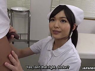 Японская медсестра Шино Аои сосет член пациента в безцензурном офисном действии