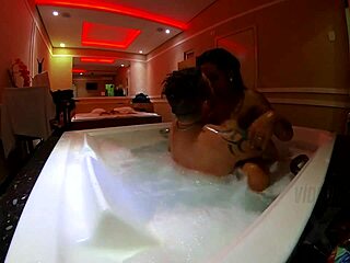 مورينا تشتهي تحريرياً في الماء مع السيد ماتوساليم وناتزينيا مورينا