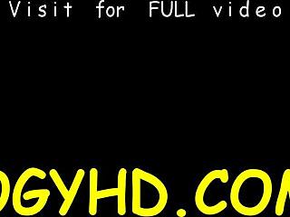 גבר זקן שמן דורס בצורה מפתה את ג'יי ווט בסשן POV עז