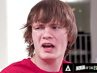 Извън семейството - пищна MILF Лорън Филипс взема тийн 18+ заварен син в двете дупки