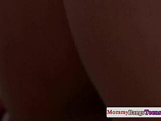 beautiful cougar gets dirty with teen threesome