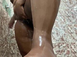 Sexy Girl Twerks Her Big Ass in Bath