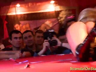 Storbröstad MILF på scenen klär av sig!