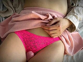 Доведен баща дразни обръсната путка до експлозивен свършване в гащичките