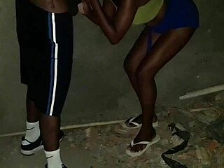 Zayıf Latin İnşaat İşçisinin Sikini Emiyor