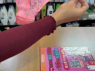 Aasialainen ladyboy vilauttaa uudet stringit rohkeasti kiosissa sukissa