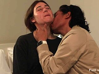 Wszyscy faceci mają krótkie kutasy, nawet ty! Zobacz mój krągły tyłek w łóżku!