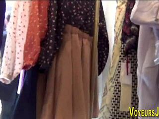 Asiatică în colanți urmărită pe străzile publice