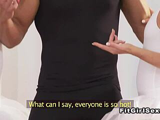 Muskelprotz vögelt zwei flexible Ballerinas beim Training