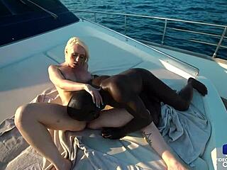 une milf blonde baisee sur un bateau avec big cock interracial