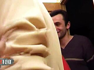 Млада брюнетка я чукат здраво две огромни кури в луда тройка. Може ли да издържи?