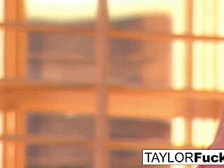 is taylor sexy in pink?