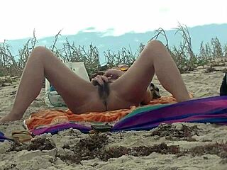 หาดเปลือยแคริบเบียน จับควยให้แก่แก่คนแปลกหน้า