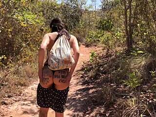 Na Cachoeira, Japaaa Rodrigues Fica Coberta de Porra