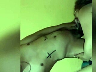 Hjemmelavet sex med latina milf der spræder store patter og røv