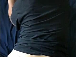 Latina de rabo gigante recebendo creampie no clima íntimo