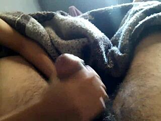 Sexo oral en la cama con dinal feliz