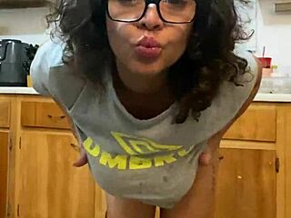 anna maria dancing and doing dishes, so sexy!