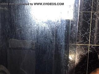 novinho fode tia branquinha no banheiro