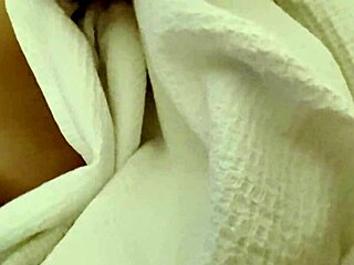 Mijn stiefzus trekt me af terwijl ik tv kijk... oeps, niet zus pijpt handjob