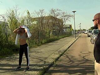 Notgeiler hässlicher alter Typ fickt junge 18jährige Teen für Instagram Fame, wie?