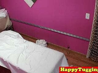 Masseuse asiatique aux gros seins branle fort son client en baskets