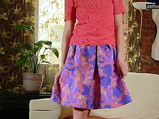 नताशा बेनी ने दिखाई अपनी टाइट वर्जिन चूत, रूसी रॉ एक्शन के लिए!