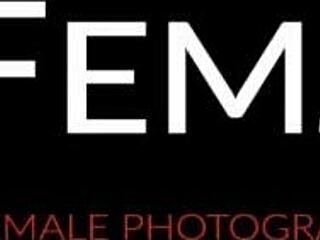 Bella giovane stuzzica figa rasata in masturbazione sensuale